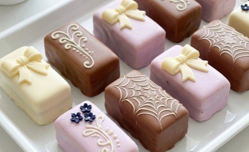 How to Make Elegant Mini Coconut Cakes